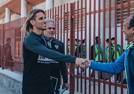 Beccacece saluda a un aficionado del Elche antes de un entrenamiento