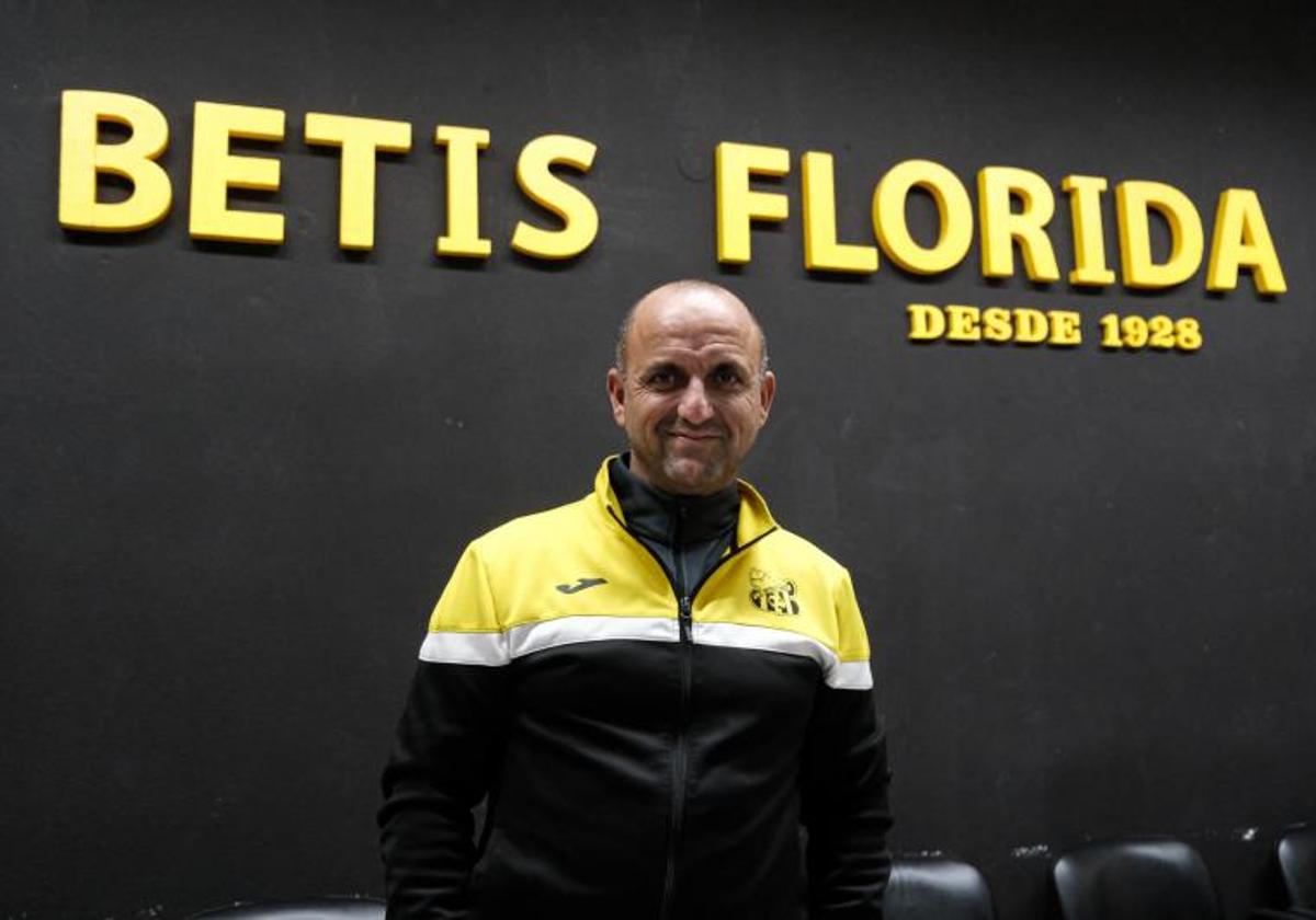 El presidente del Betis Florida posa en la sede del club.