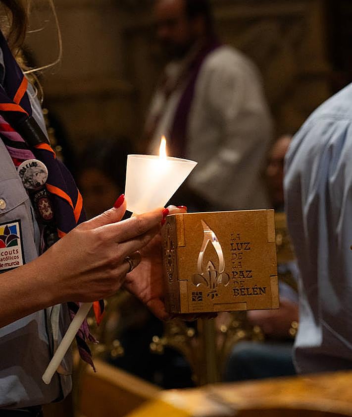 Imagen secundaria 2 - 1. Delegación de scouts de Alicante que acudieron a Murcia a recoger la Luz de Belén. 2. Llegada de la Luz a la catedral murciana. 3. Detalles del reparto. 