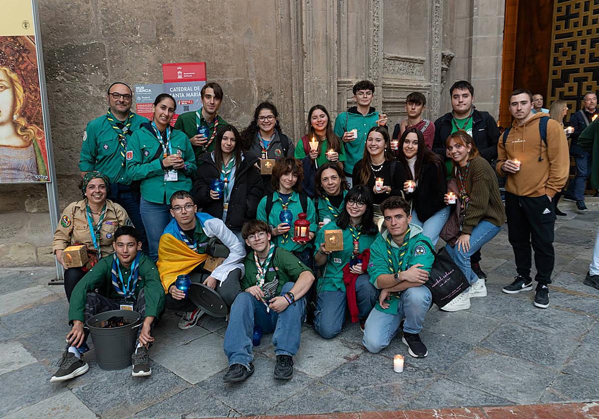 Imagen principal - 1. Delegación de scouts de Alicante que acudieron a Murcia a recoger la Luz de Belén. 2. Llegada de la Luz a la catedral murciana. 3. Detalles del reparto. 