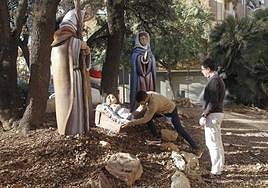 El alcalde de San Vicente, Pachi Pascual, y un concejal devuelven la figura robada al Nacimiento.