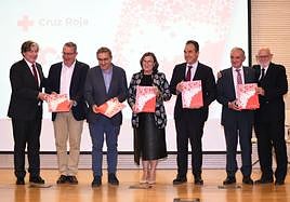 El escritor del libro, Martín Sanz, y el presidente de Cruz Roja Alicante, Francisco Galvañ, junto a representantes políticos y sociales.