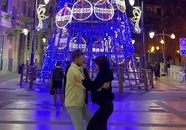 Fotograma del baile bajo el árbol de Navidad de Alicante.