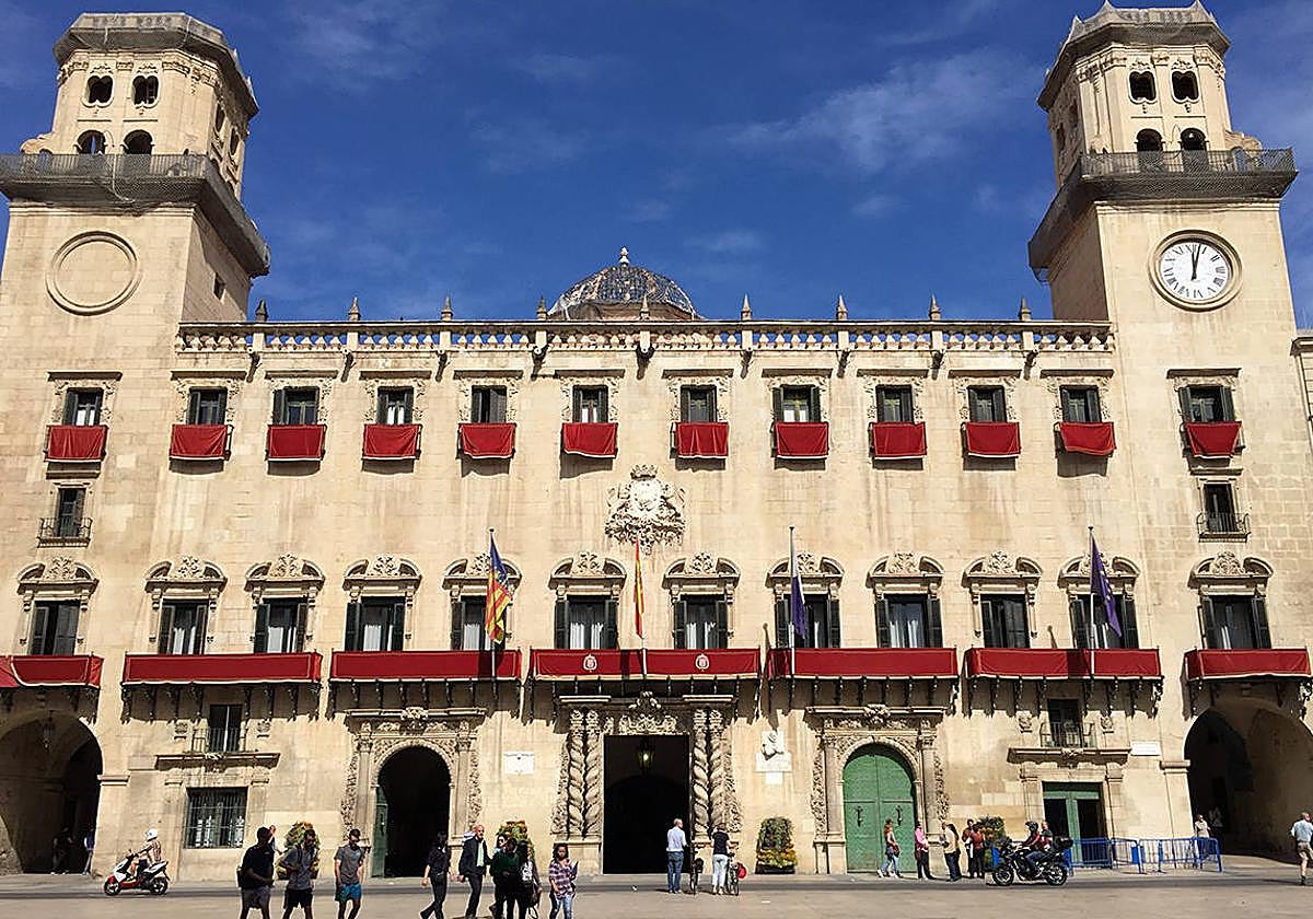 Fachada del Ayuntamiento de Alicante.