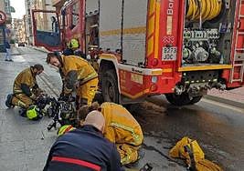 Los bomberos durante las labores de extinción del incendio.