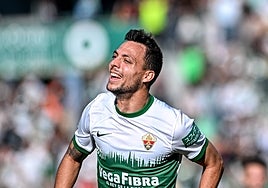 Óscar Plano sonríe durante un partido del Elche
