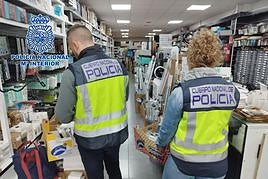 Dos agentes inspeccionan uno de los establecimientos.
