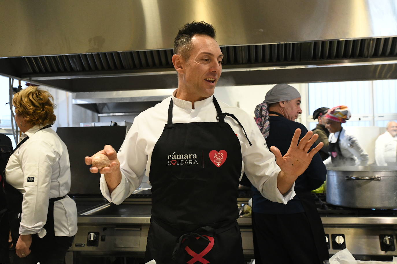 Los grandes chef dan el toque al cocido solidario de AGS