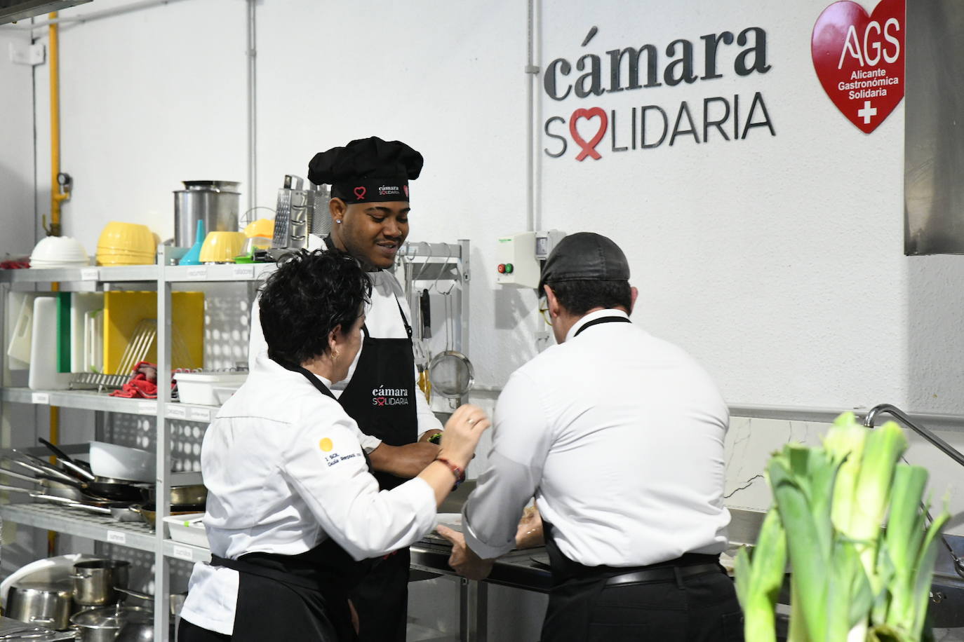 Los grandes chef dan el toque al cocido solidario de AGS