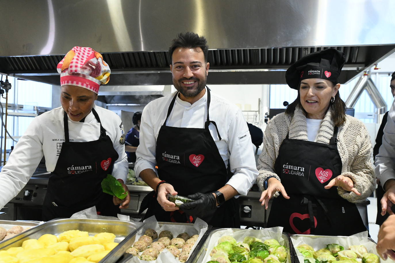 Los grandes chef dan el toque al cocido solidario de AGS