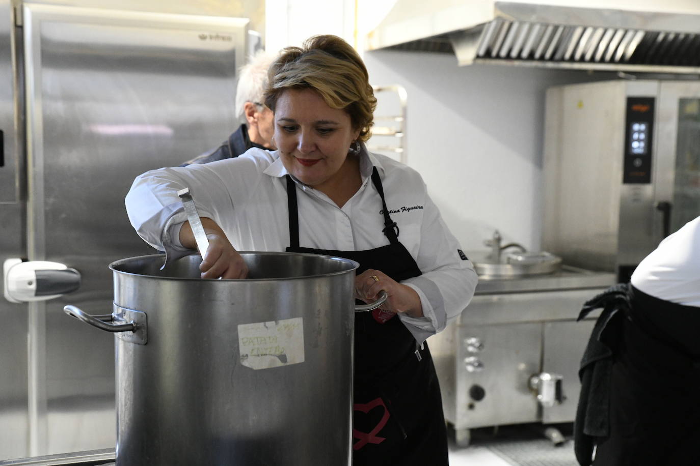 Los grandes chef dan el toque al cocido solidario de AGS