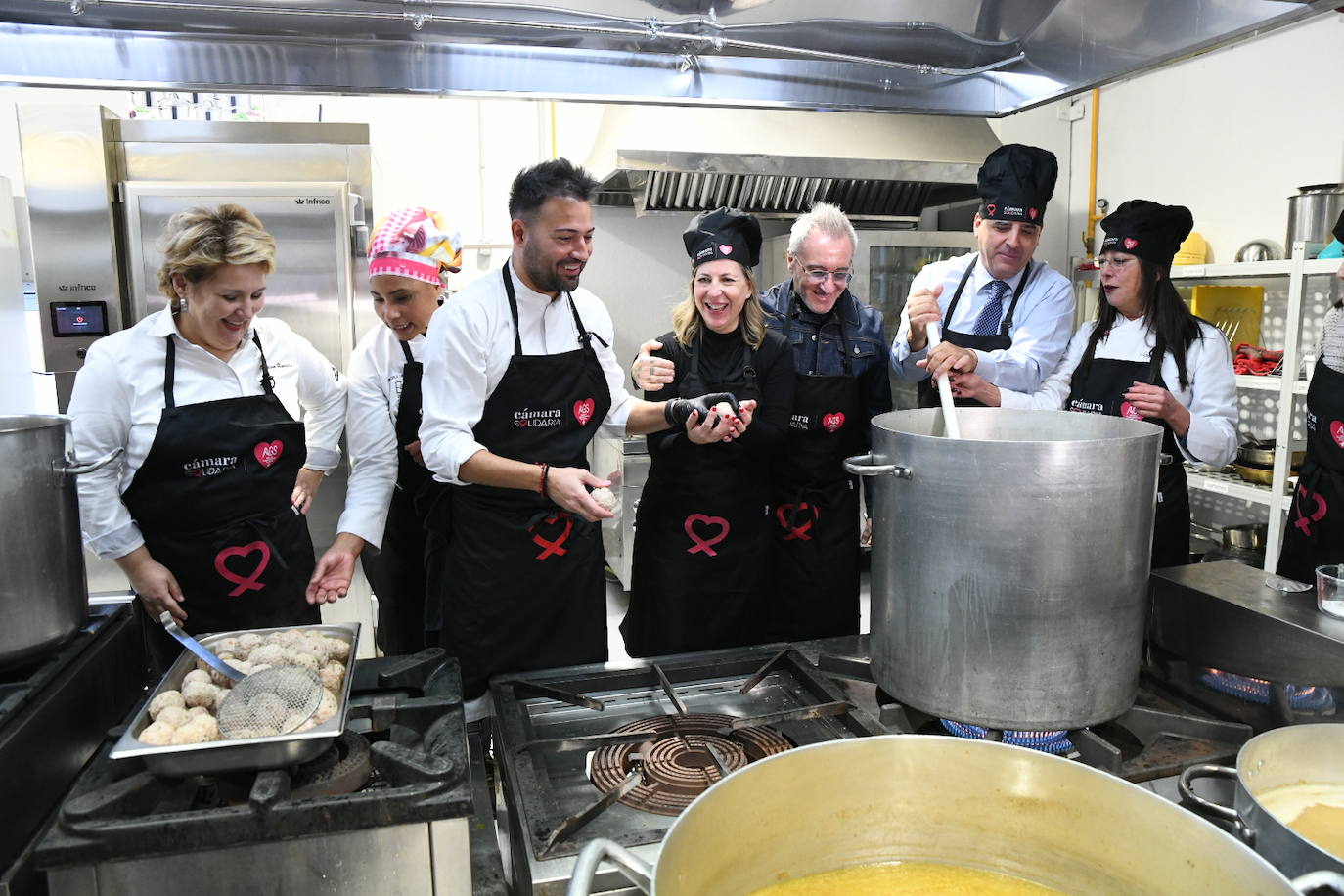 Los grandes chef dan el toque al cocido solidario de AGS