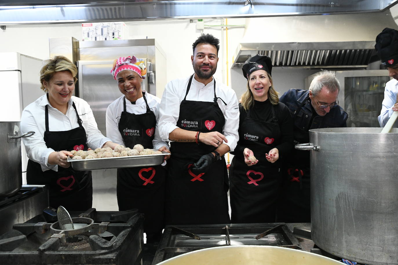 Los grandes chef dan el toque al cocido solidario de AGS
