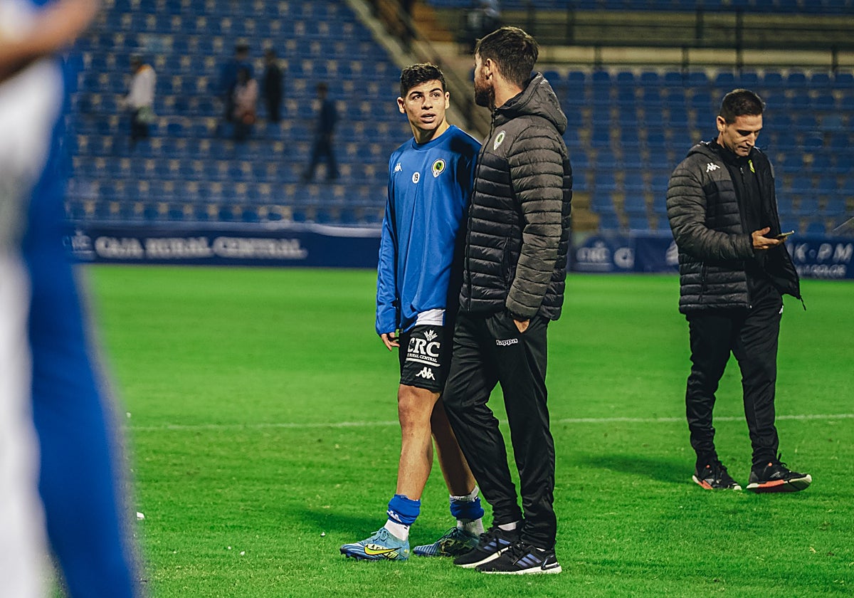 Nico Espinosa habla con Míchel al término de un partido en el Rico Pérez