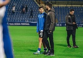 Nico Espinosa habla con Míchel al término de un partido en el Rico Pérez