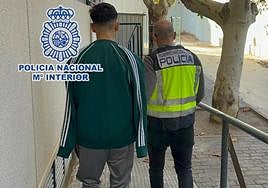 El detenido, junto a un agente de Policía Nacional.