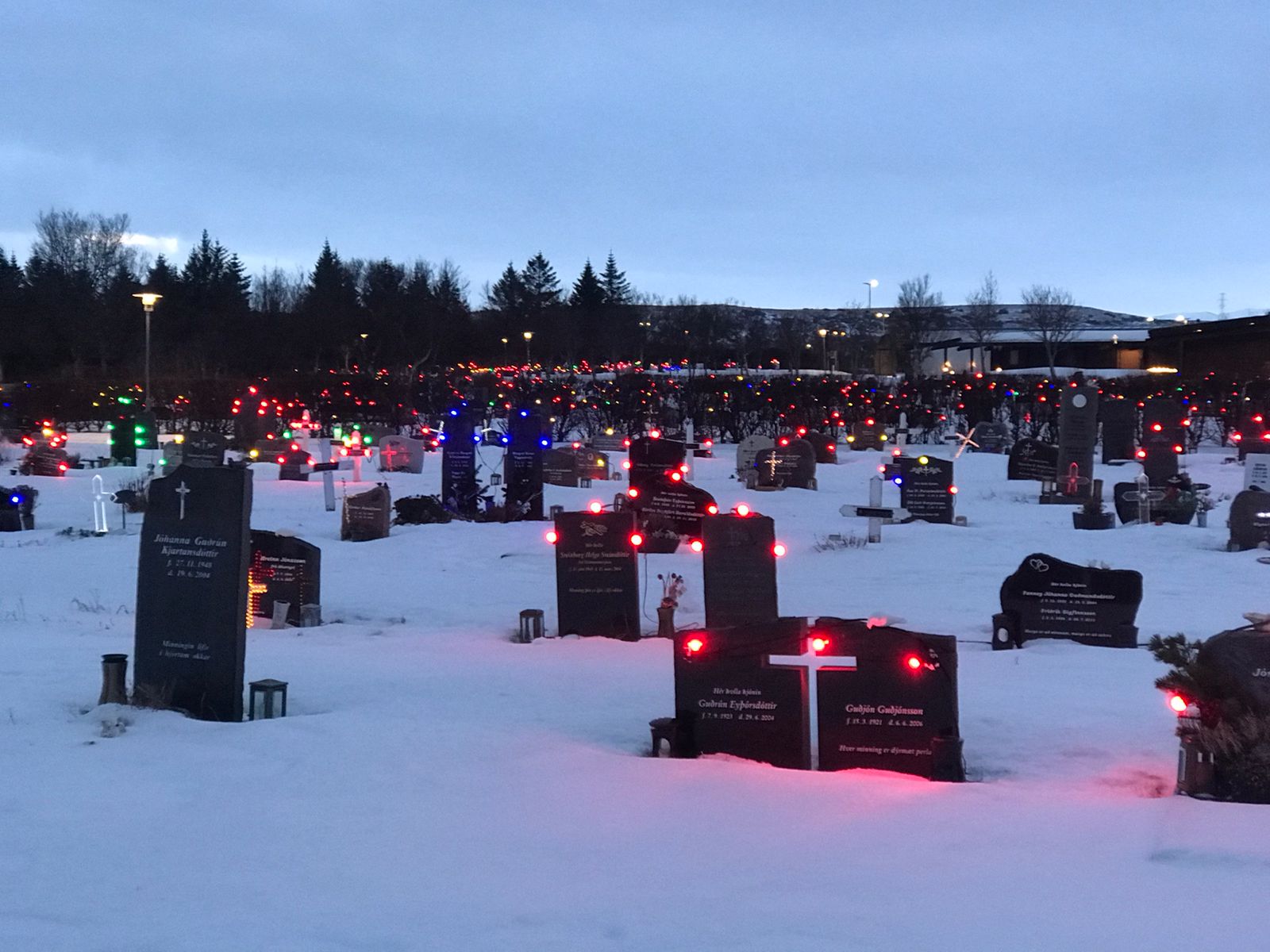 Un cementerio decorado con luces navideñas, una tradición islandesa.
