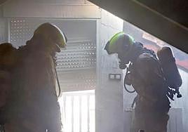 Los bomberos en el interior de la vivienda siniestrada.