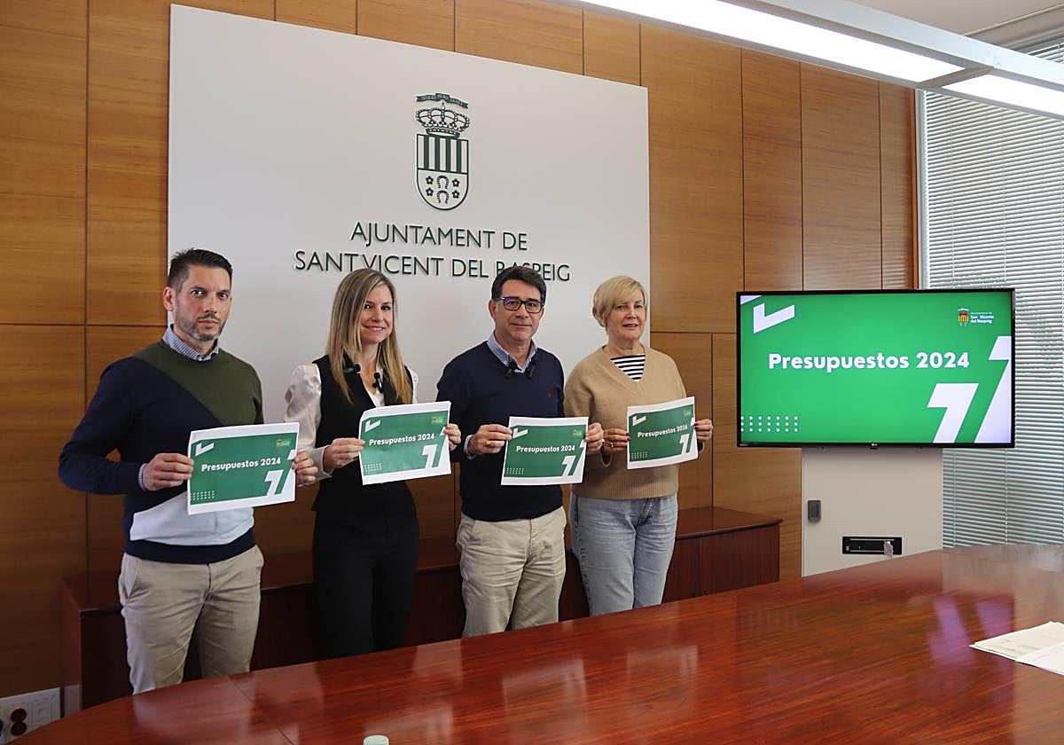El equipo de Gobierno de San Vicente durante la presentaciñon del Prespuesto General 2024.
