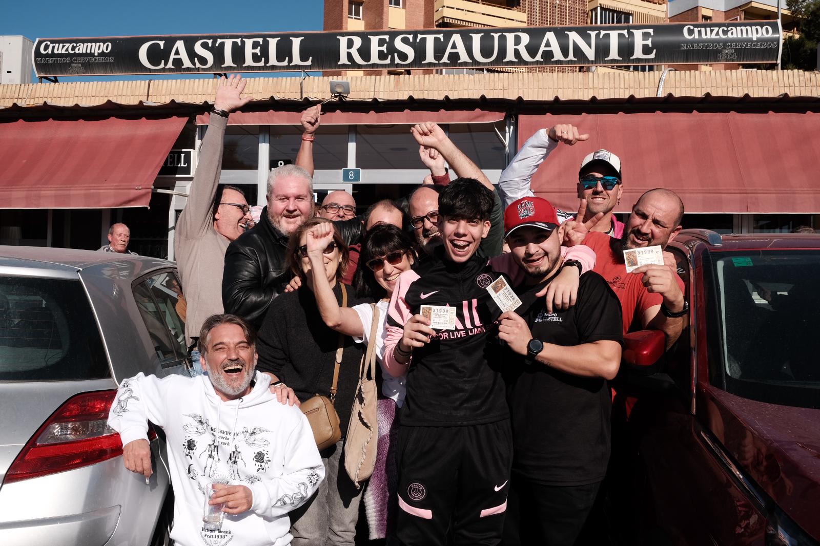 La alegría de los afortunados de la Lotería de Navidad en Alicante, en imágenes