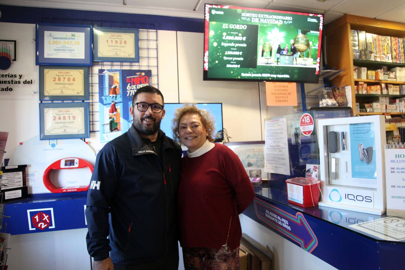 La alegría de los afortunados de la Lotería de Navidad en Alicante, en imágenes