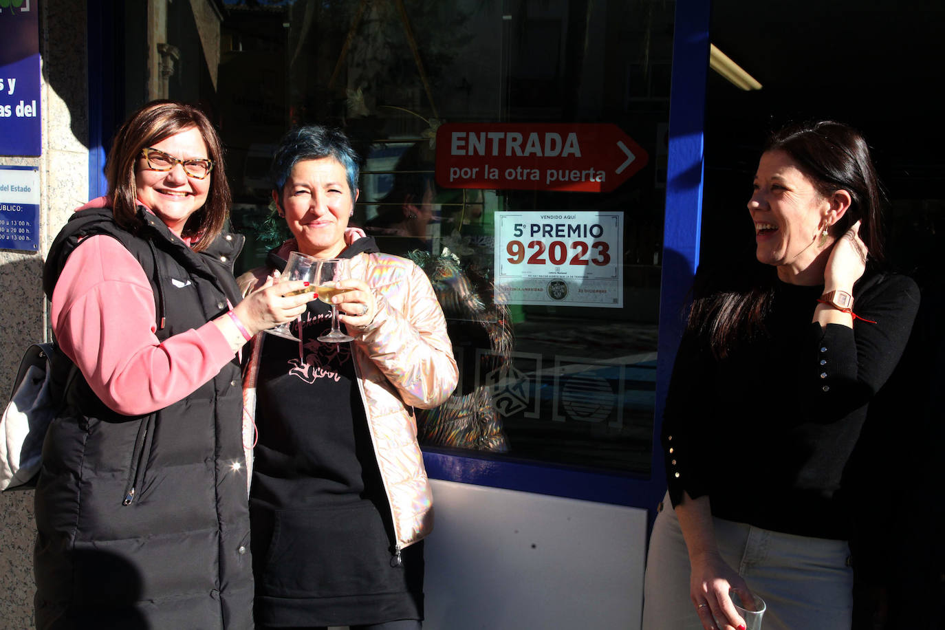 La alegría de los afortunados de la Lotería de Navidad en Alicante, en imágenes