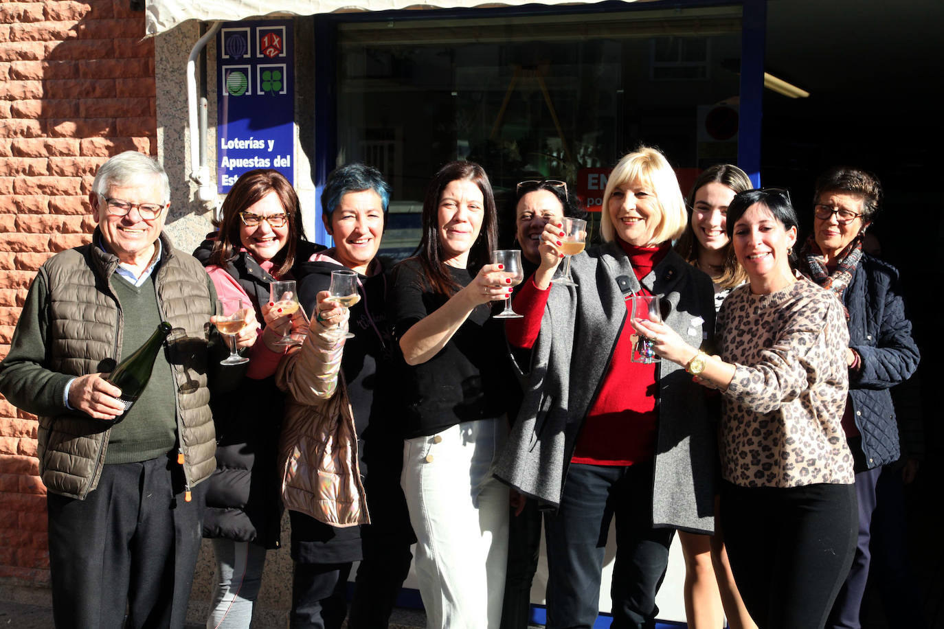 La alegría de los afortunados de la Lotería de Navidad en Alicante, en imágenes