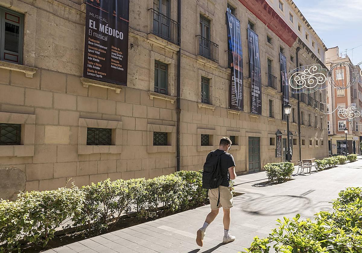 Lateral del Teatro Principal de Alicante desde la calle Castaños.