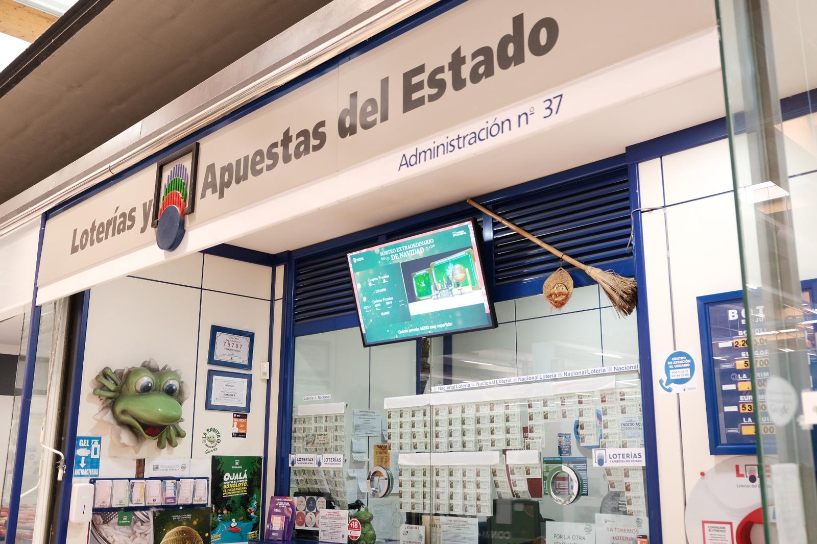 La alegría de los afortunados de la Lotería de Navidad en Alicante, en imágenes