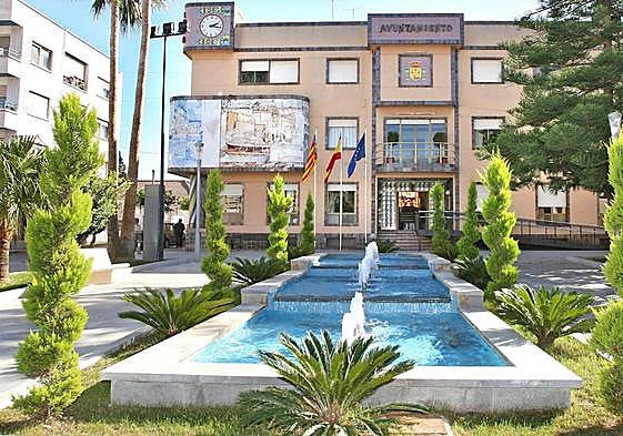 El Ayuntamiento de Benejúzar.