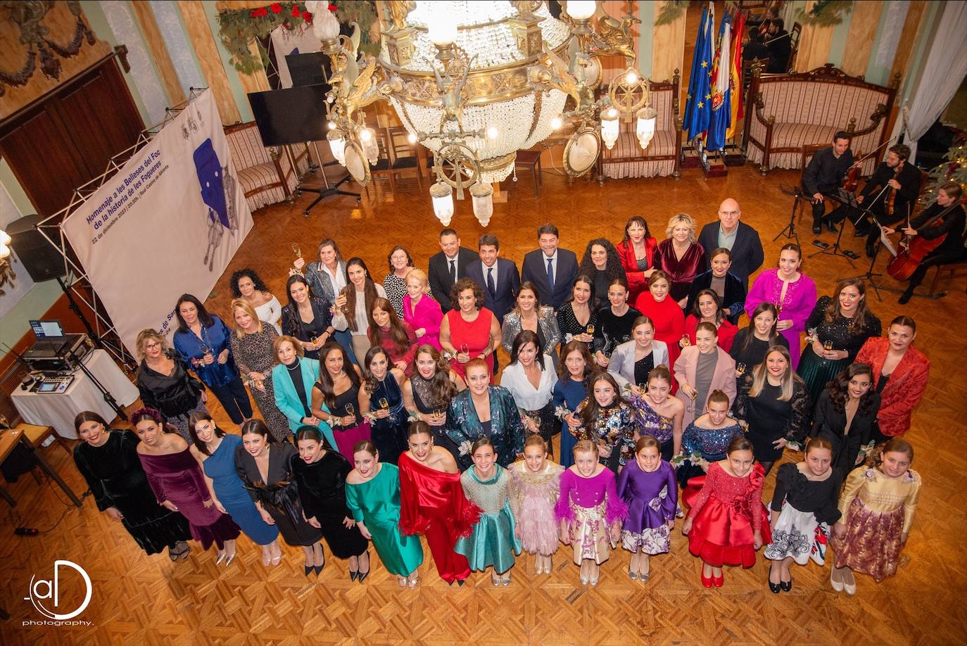 Imagen principal - Las Hogueras brindan por una brillante Navidad