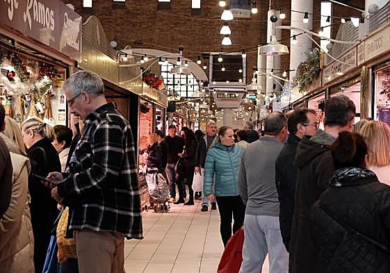 Los pasillos del Mercado Central, llenos para las compras de Nochebuena y Navidad.