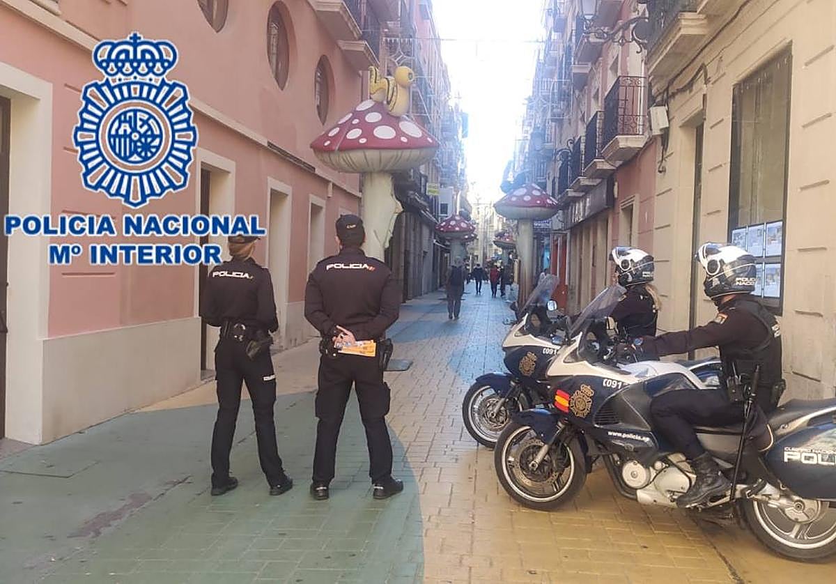 Agentes de Policía en la 'calle de las setas' de Alicante.