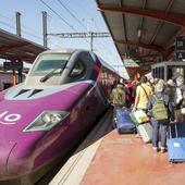 La competencia entre los trenes 'low cost' rebaja a la mitad el precio de los billetes entre Alicante y Madrid