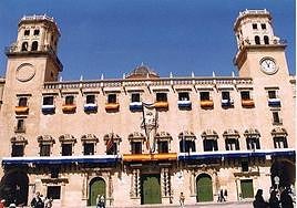 Fachada del Ayuntamiento de Alicante.