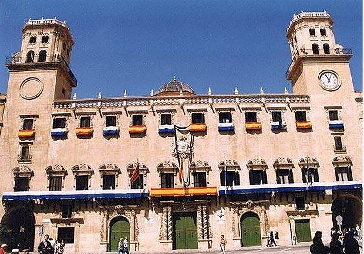 Fachada del Ayuntamiento de Alicante.
