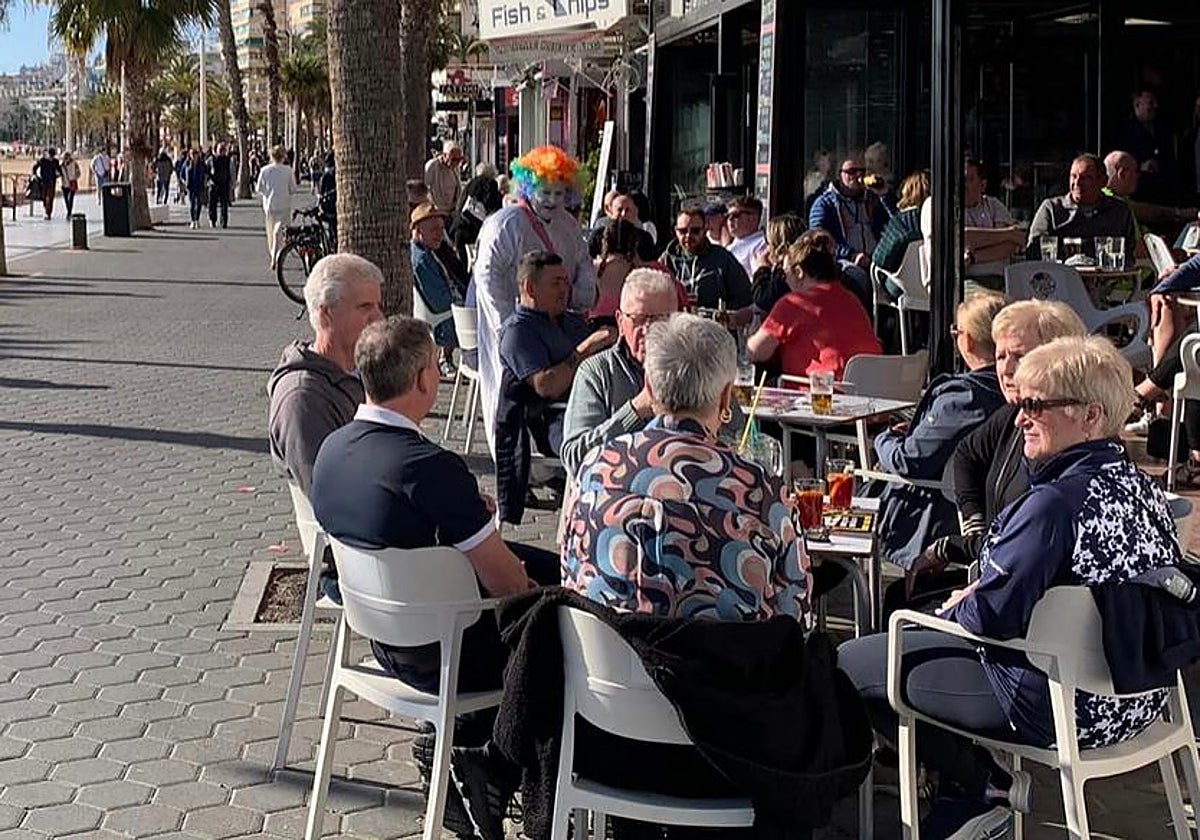 Un grupo de turistas británicos disfrutan del buen tiempo de diciembre en Benidorm