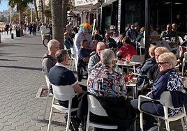 Un grupo de turistas británicos disfrutan del buen tiempo de diciembre en Benidorm