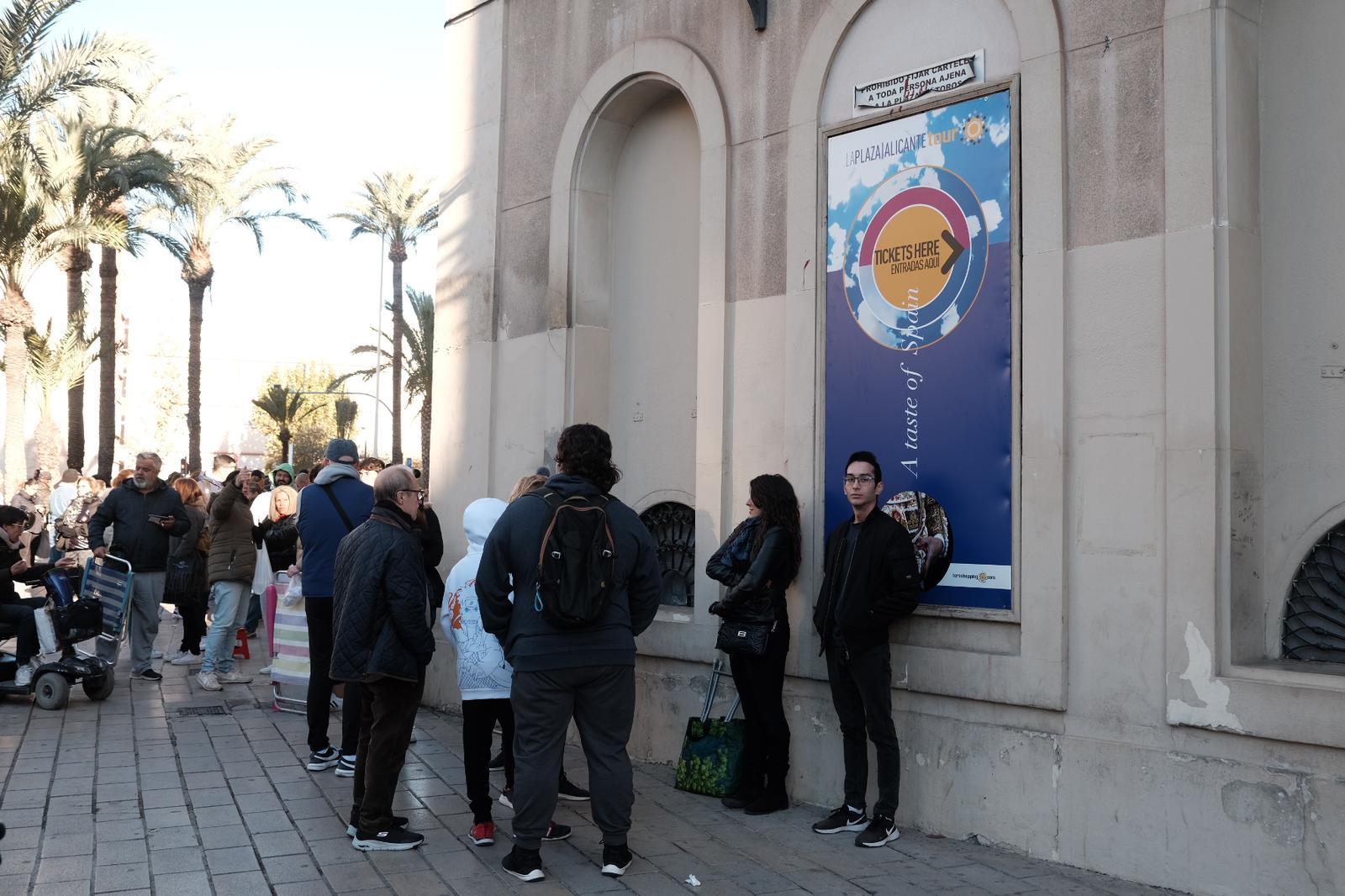 La mujer y el hijo de Antonio Cebaja encabezan la cola para adquirir las sillas de la Cabalgata de los Reyes Magos.