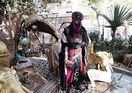 El paje de rey Baltasar, en su tienda de la plaza de Gabriel Miró.