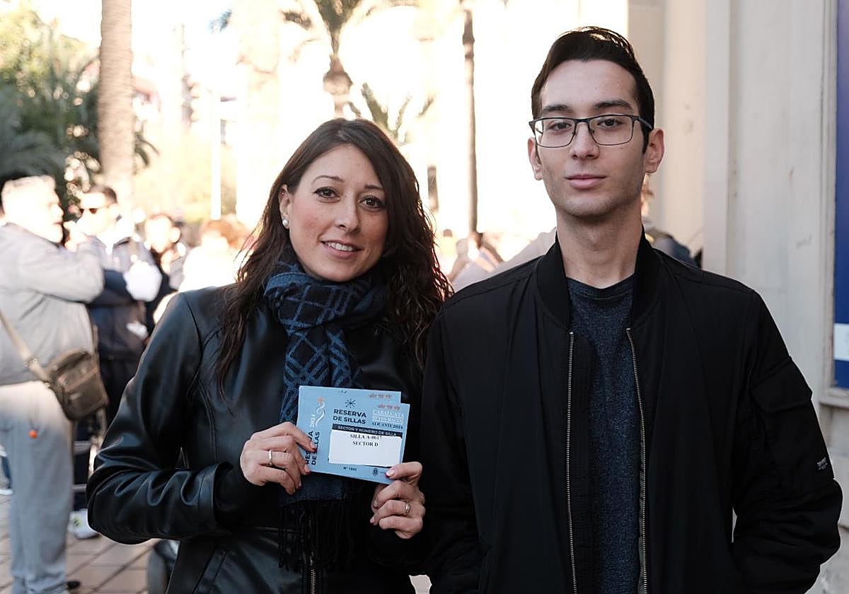 La mujer y el hijo de Antonio Cebaja, los primeros en adquirir las sillas de manera presencial.