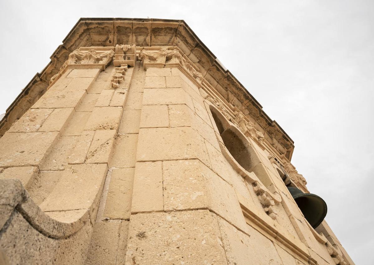 Imagen secundaria 1 - Torre del reloj con detalles e interior de la campana.