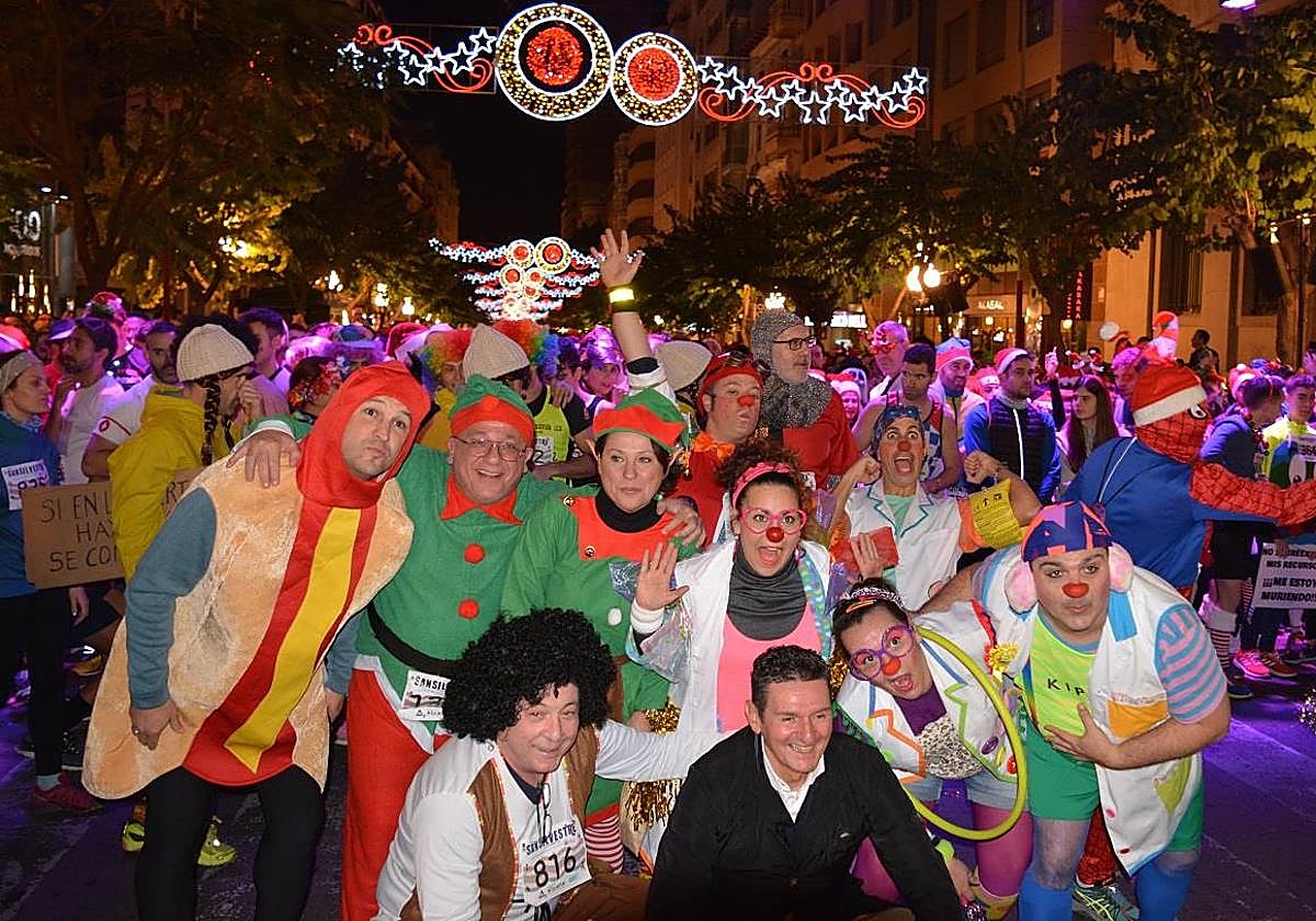 Un grupo de aficionados disfrazados para correr la San Silvestre.