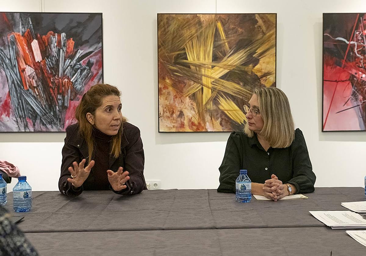 A la izquierda, Nuria Oliver en un foro de Todo Alicante.