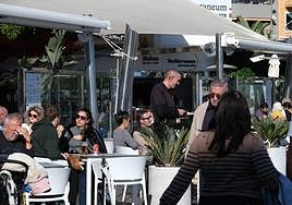 Terraza en la Playa del Postiguet.