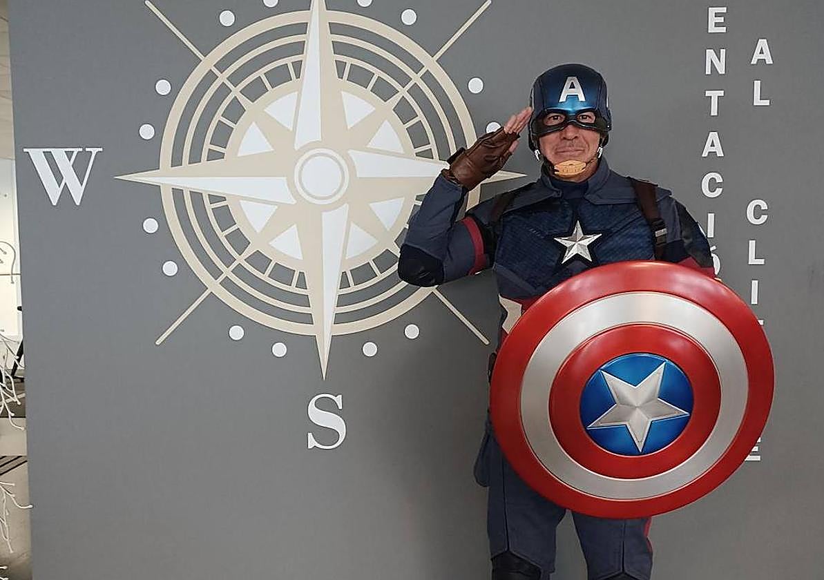 El Capitán América visita el área de pediatría de un hospital.