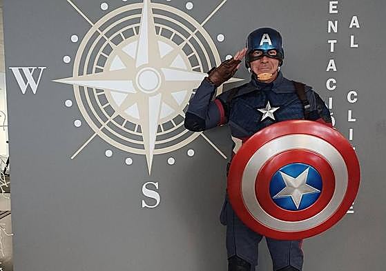 El Capitán América visita el área de pediatría de un hospital.