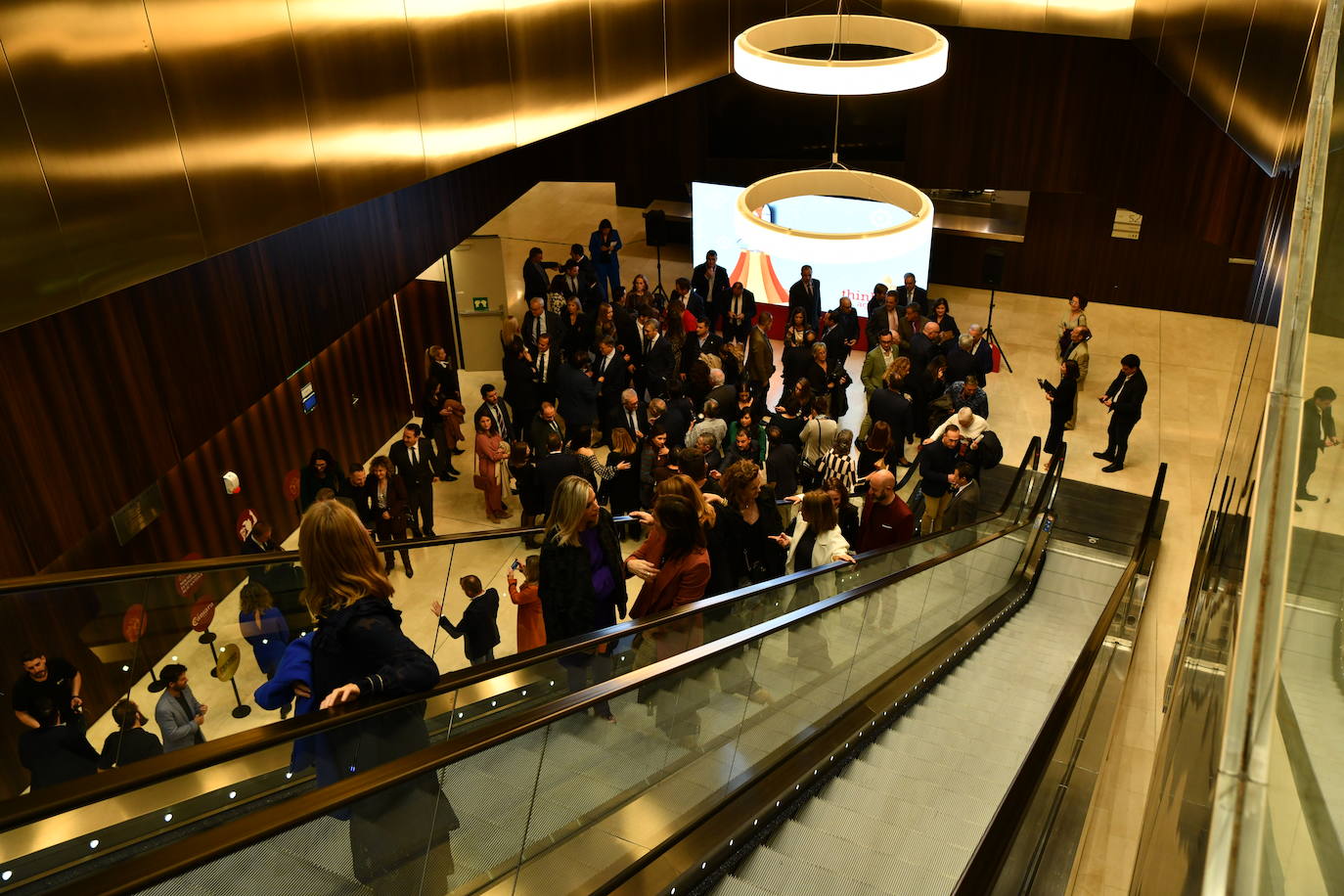 Escaleras mecánicas que conducen a la sala donde se celebra la Noche de la Economía Alicantina.