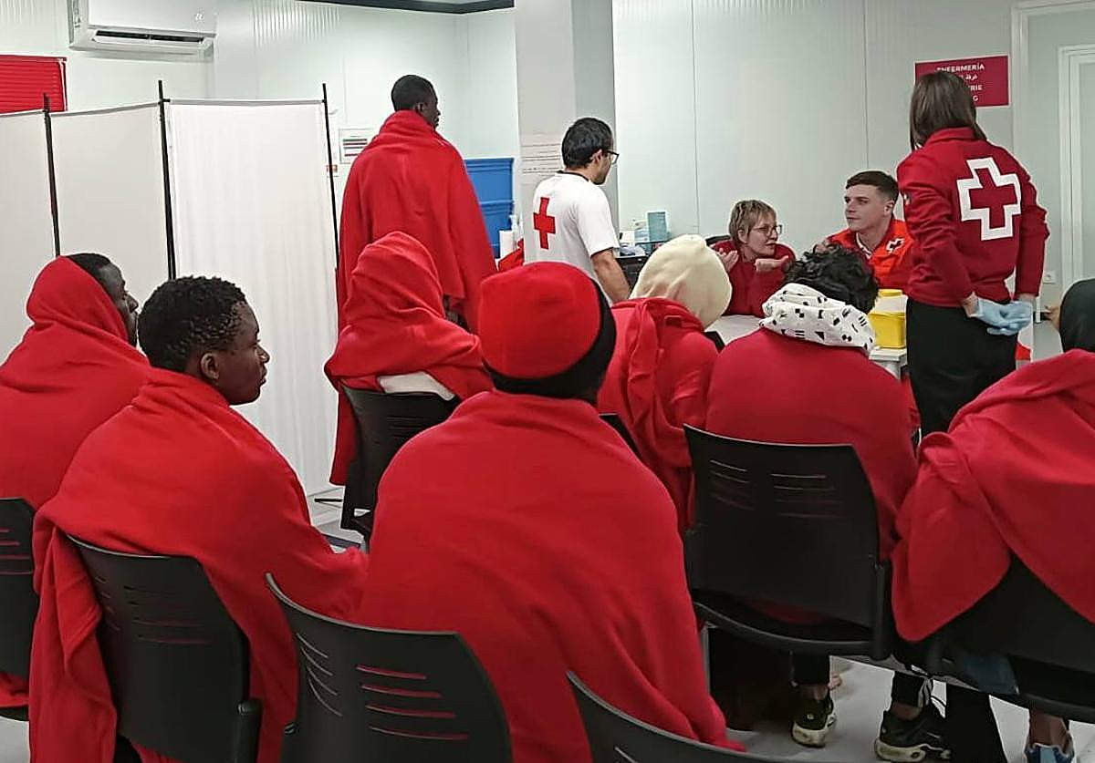 Migrantes en el puerto de Alicante, atendidos por Cruz Roja.