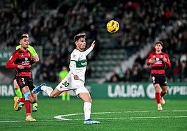 Rodrigo Mendoza intenta conectar una volea ante el Mirandés.